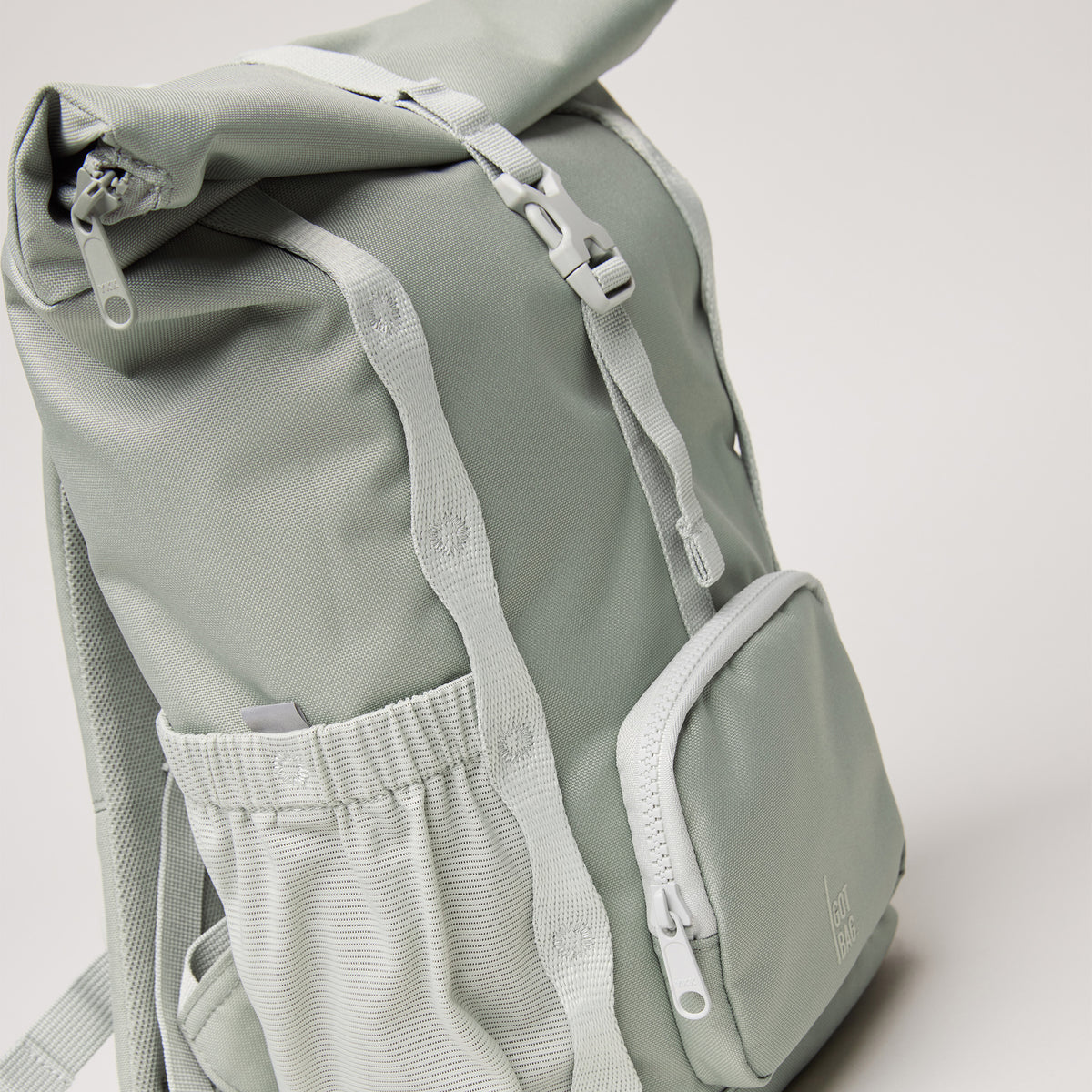 KIDS ADVENTURE ROLLTOP Rucksack in bass (Salbeigrün) als Detailaufnahme.