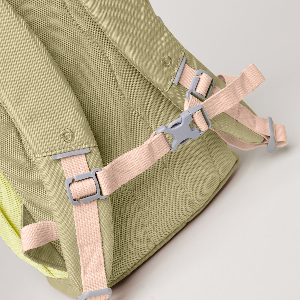 KIDS ADVENTURE ROLLTOP Rucksack in nori (pastellfarbenes Pistaziengrün) Detailaufnahme des Rückenteils mit Trägern und Schnalle.