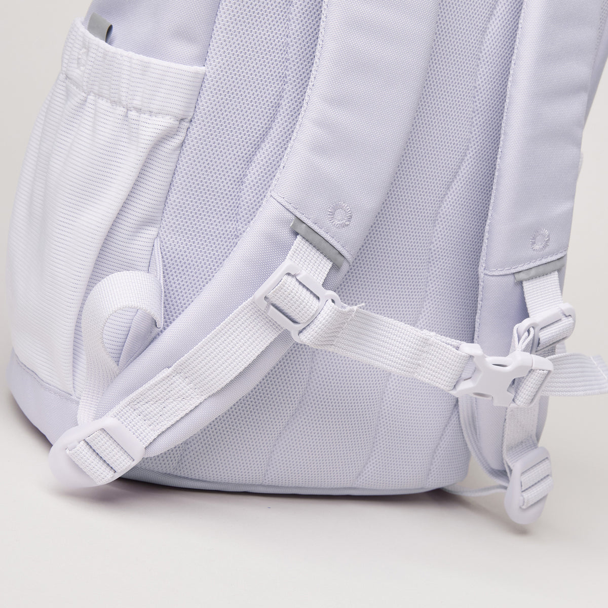 KIDS ADVENTURE ROLLTOP Rucksack in purple coral (pastellfarbenes helles Flieder) als Detailaufnahme der Rückseite.