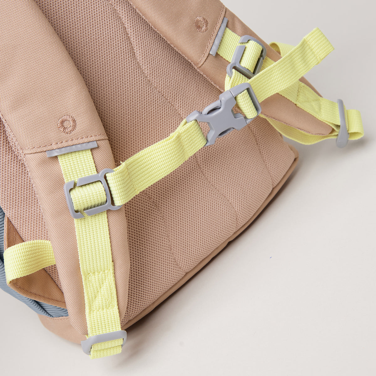 KIDS ADVENTURE ROLLTOP Rucksack in sandbar (warmes Beige mit rötlichem Unterton) als Detailaufnahme.