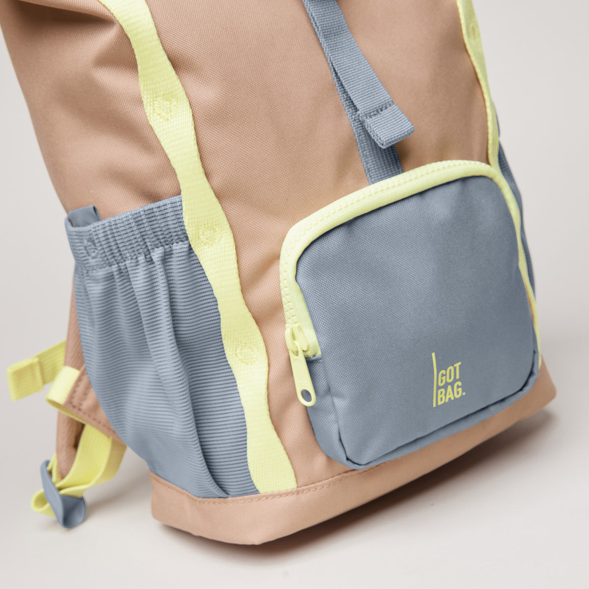 KIDS ADVENTURE ROLLTOP Rucksack in sandbar (warmes Beige mit rötlichem Unterton), Detailaufnahme.