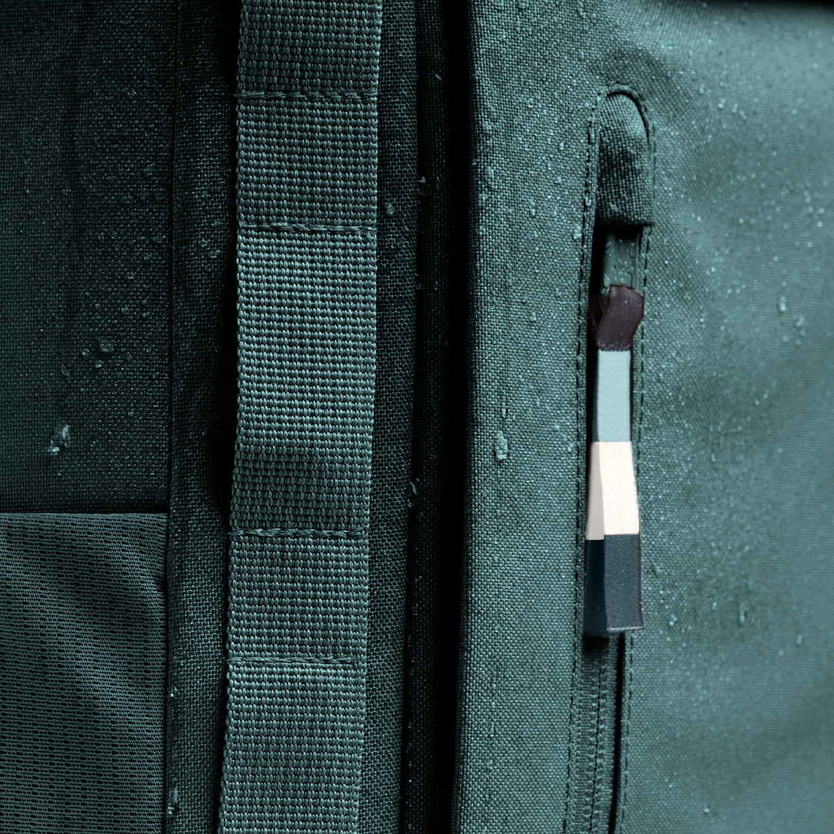 PRO PACK Rucksack in sea teal (kühles Türkisgrün) als Detailaufnahme mit Wassertropfen auf dem Stoff.