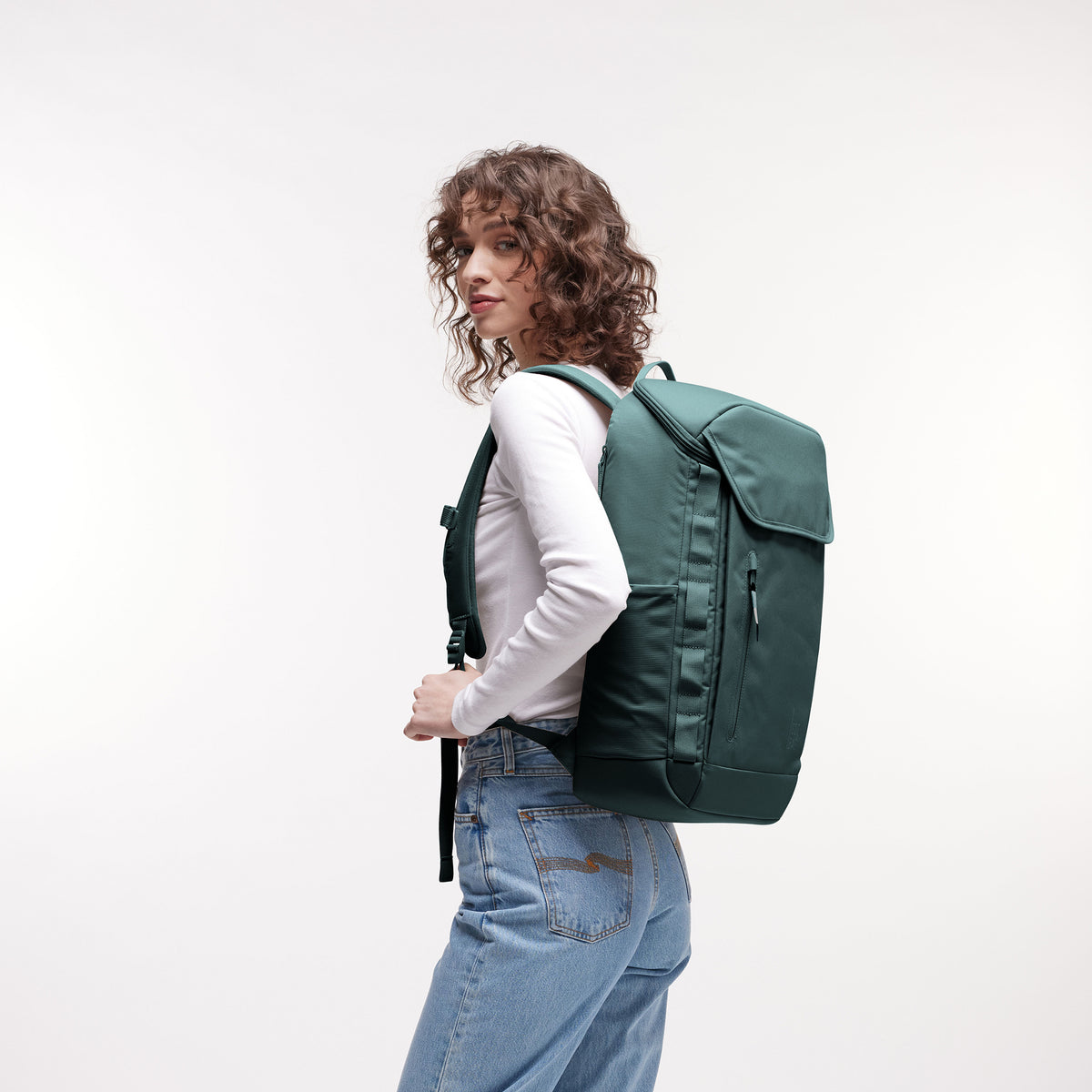 PRO PACK Rucksack in sea teal (kühles Türkisgrün) von einer Frau als Rucksack auf dem Rücken getragen.