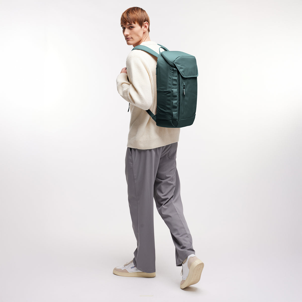 PRO PACK Rucksack in sea teal (kühles Türkisgrün) von einem Mann als Rucksack auf dem Rücken getragen.
