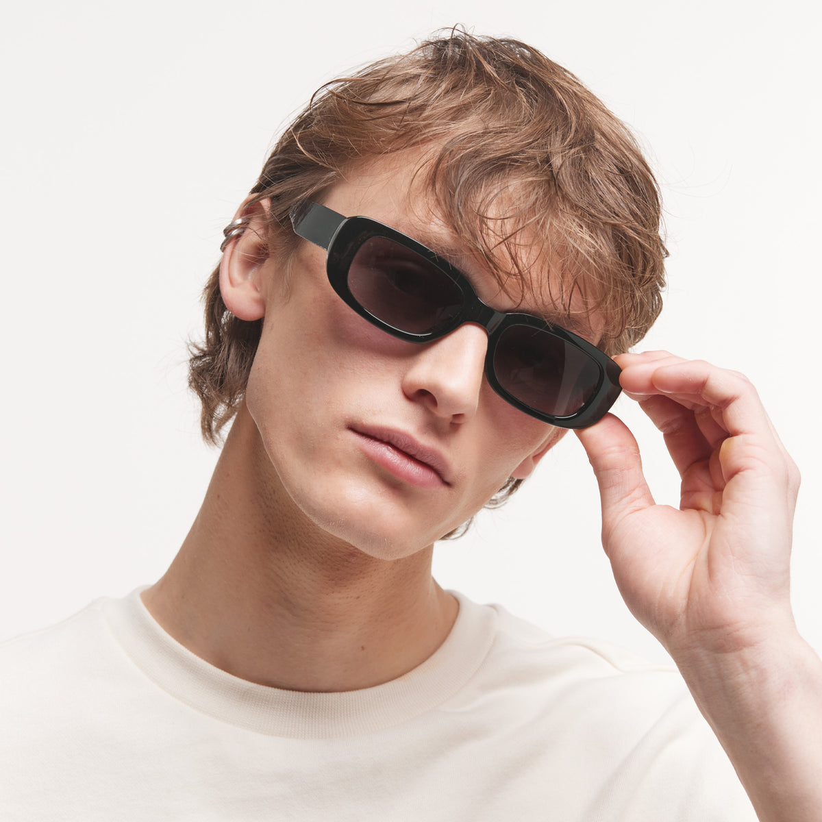 RE SHADE NO.08 RE:SHADE in black (Schwarz) von einem Mann getragen.