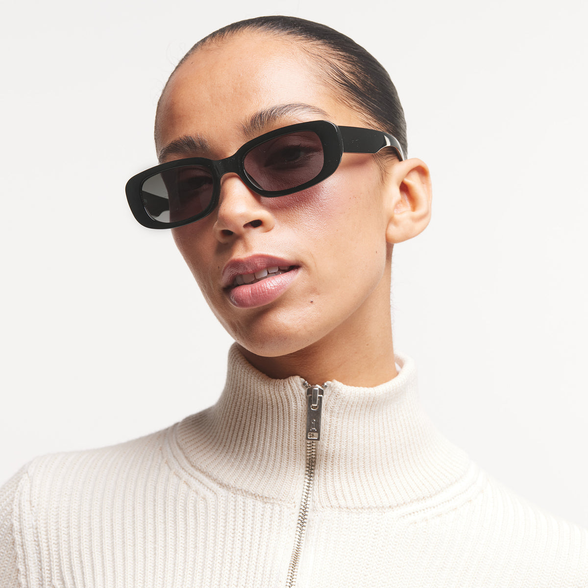 RE:SHADE NO.08 in black (Schwarz) von einer Frau getragen.