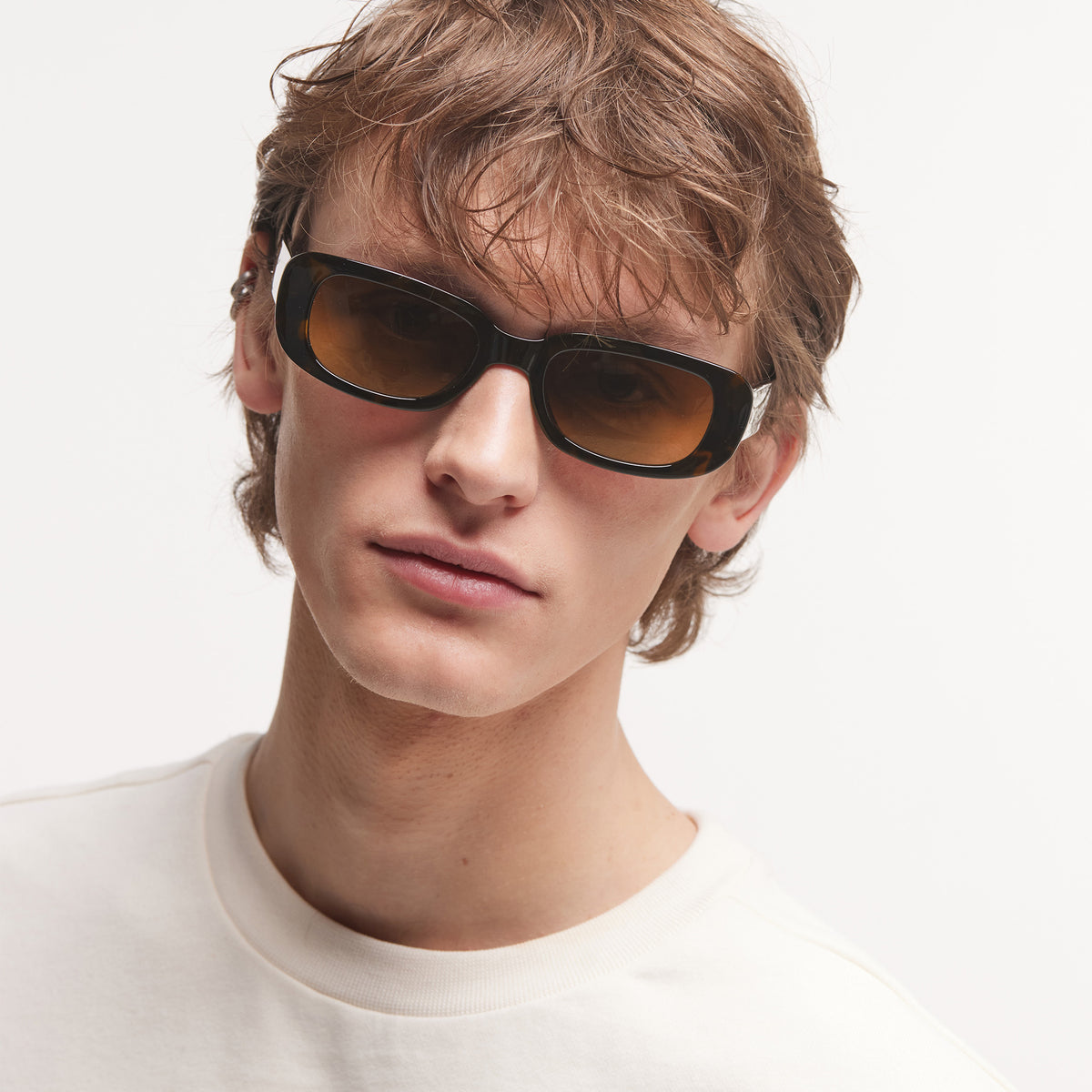 RE:SHADE NO.08 in tortoise (tortoise) von einem Mann getragen.