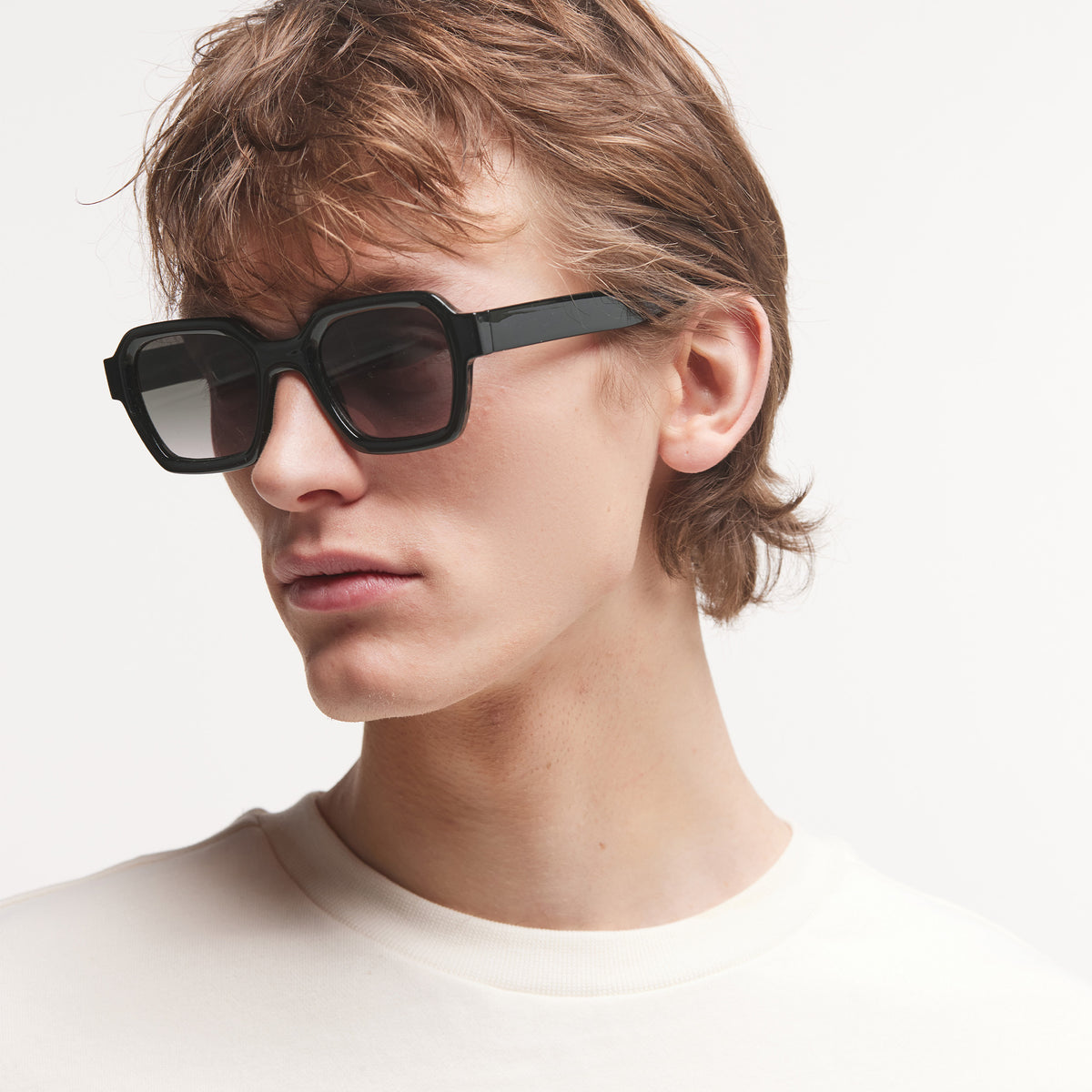 RE-SHADE NO.09 RE:SHADE in black (Schwarz) von einem Mann getragen.