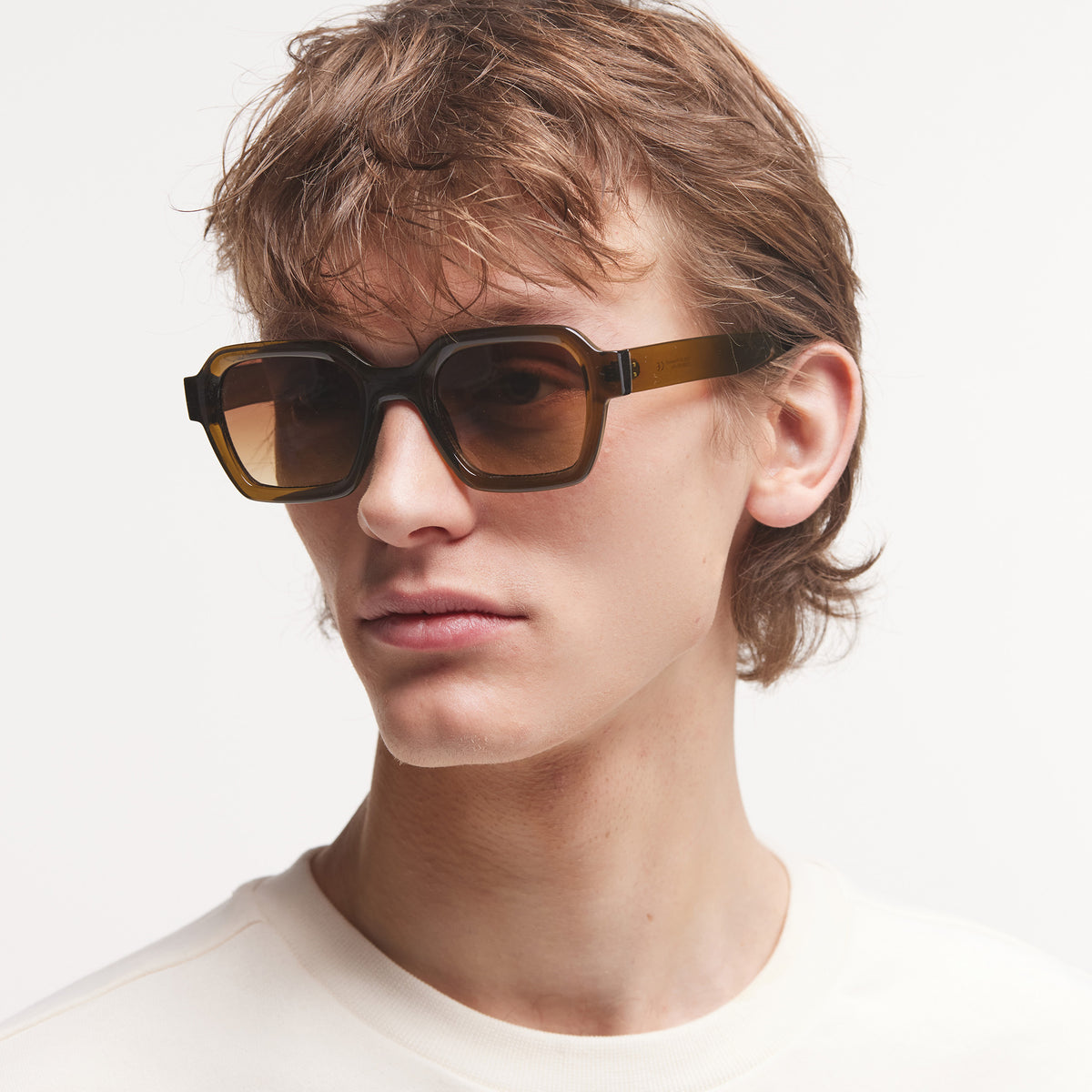 RE SHADE NO.09 RE:SHADE in trench (warmes Goldbraun) von einem Mann getragen.