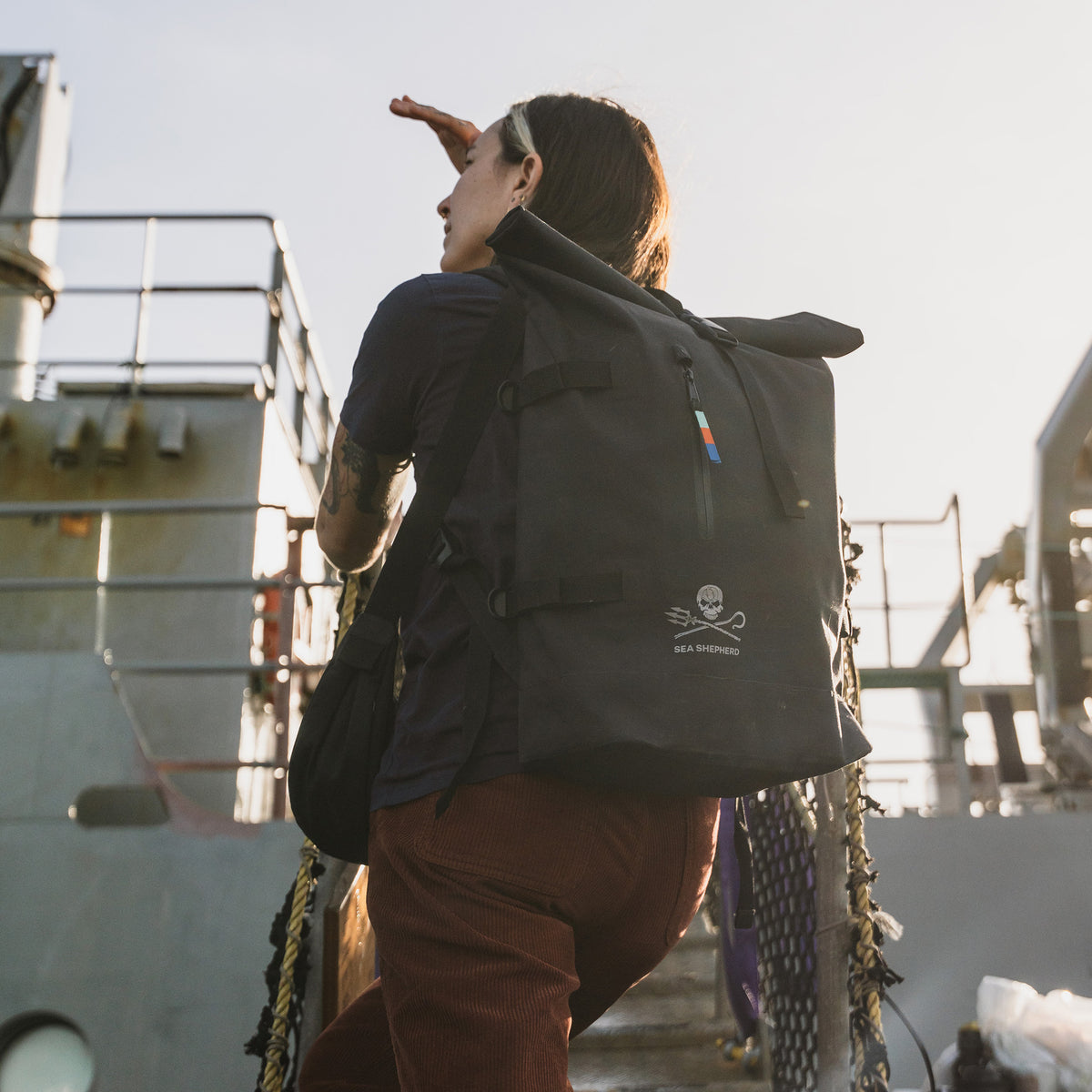 ROLLTOP 2.0 Rucksack in black (Schwarz) von einer Frau auf dem Rücken getragen.