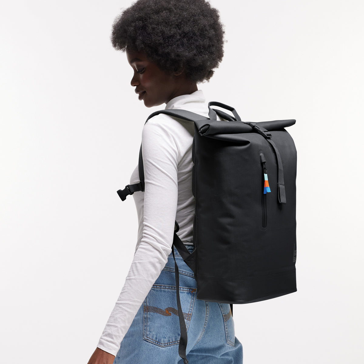 ROLLTOP LITE Rucksack von einer Frau auf dem Rücken getragen.