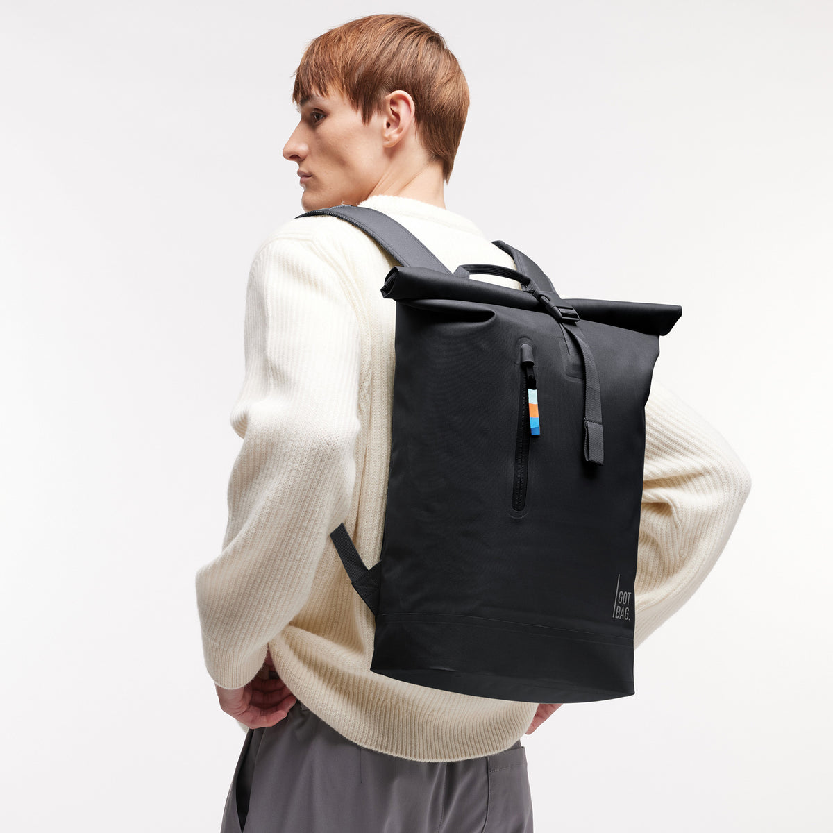 ROLLTOP LITE Rucksack, von einem Mann auf dem Rücken getragen.