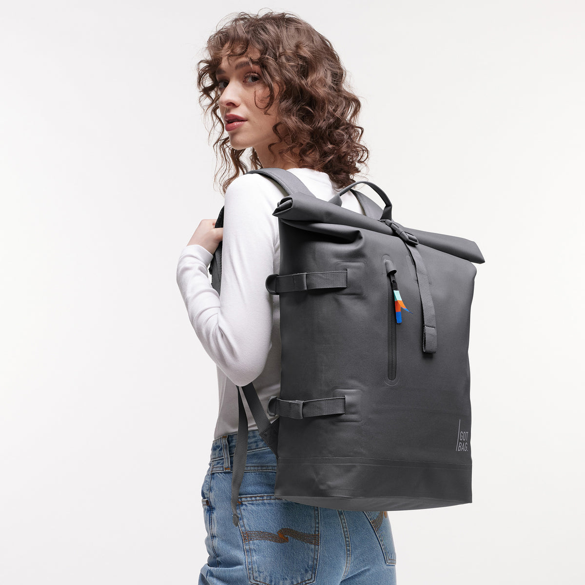 ROLLTOP 2.0 Rucksack in shark (Dunkelgrau) von einer Frau auf dem Rücken getragen.