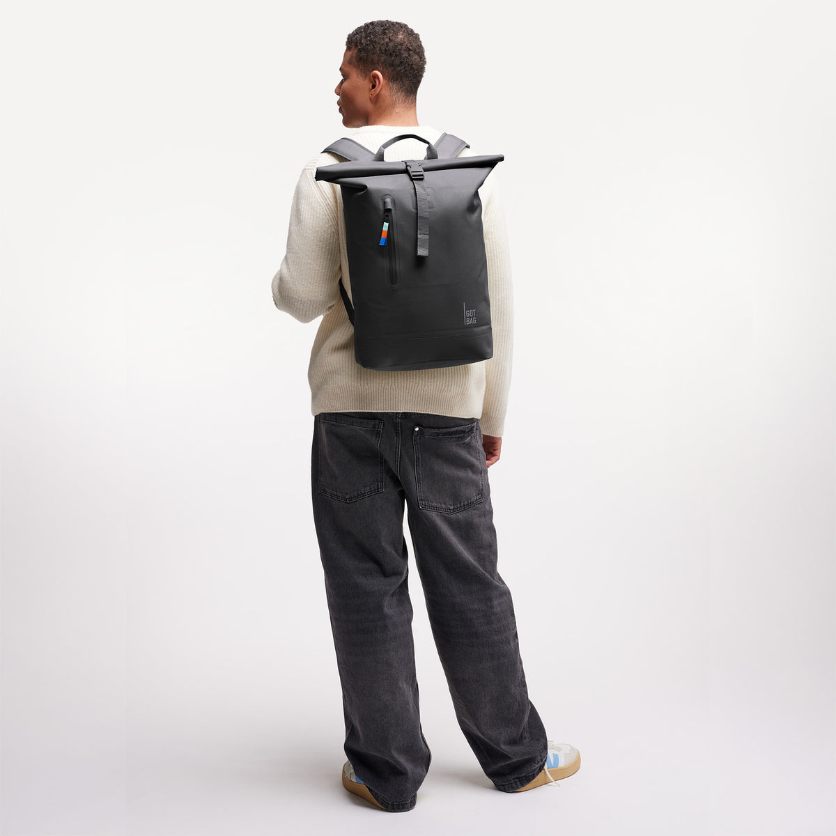 ROLLTOP LITE 2.0 Rucksack in shark (Dunkelgrau) von einem Mann als Rucksack auf dem Rücken getragen.