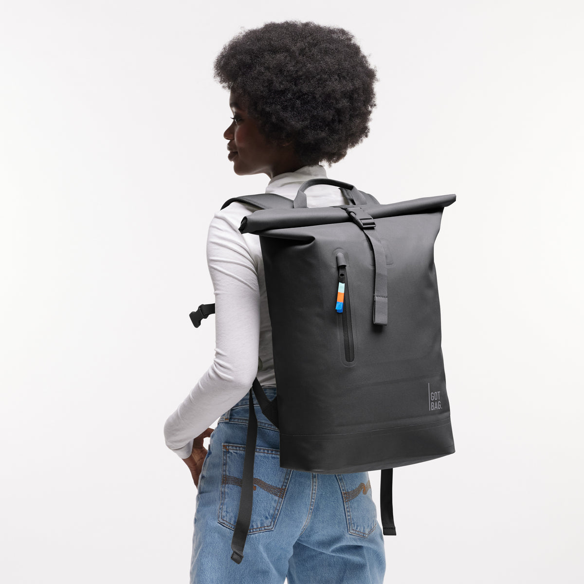 ROLLTOP LITE 2.0 Rucksack in shark (Dunkelgrau) von einer Frau als Rucksack auf dem Rücken getragen.