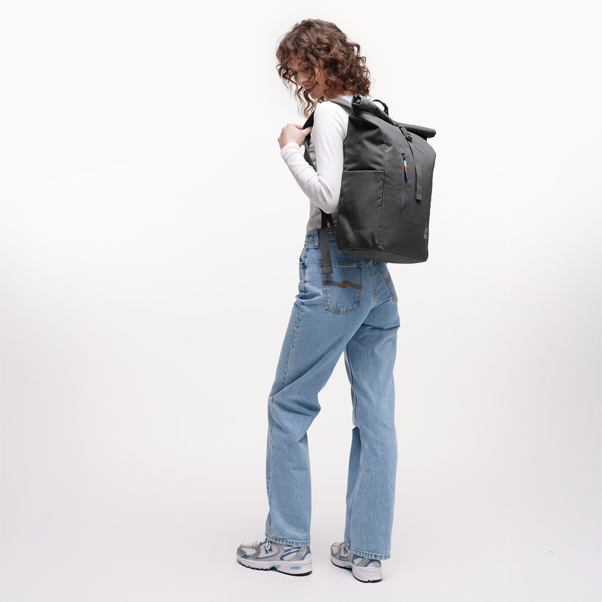 ROLLTOP EASY Rucksack in shark (Dunkelgrau) von einer Frau auf dem Rücken getragen.
