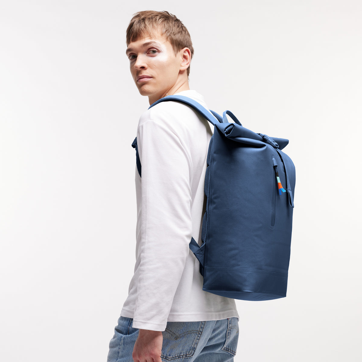 ROLLTOP LITE Rucksack von einem Mann auf dem Rücken getragen.