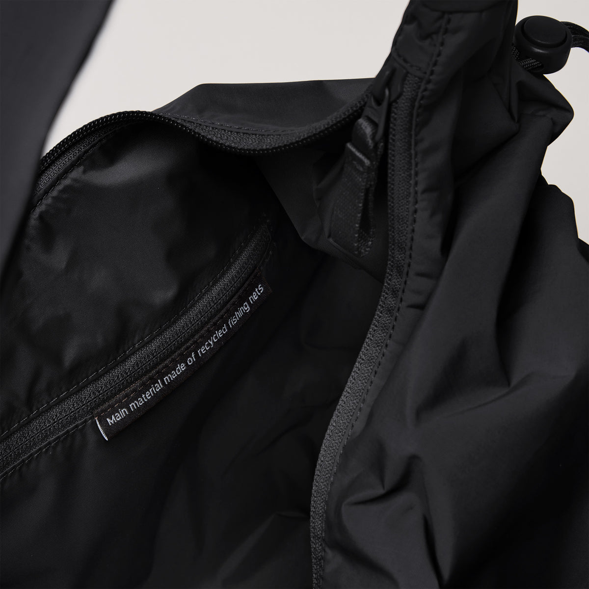 MELLOW BAG Tasche in black (Schwarz) Detailaufnahme des Innenraums mit Label.