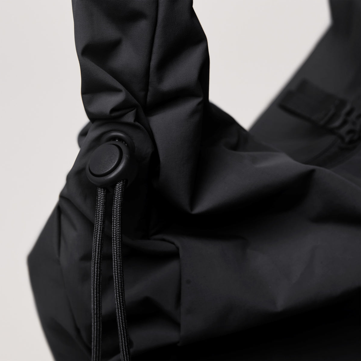 MELLOW BAG Monochrome Edition Tasche in black (Schwarz) als Detailaufnahme.