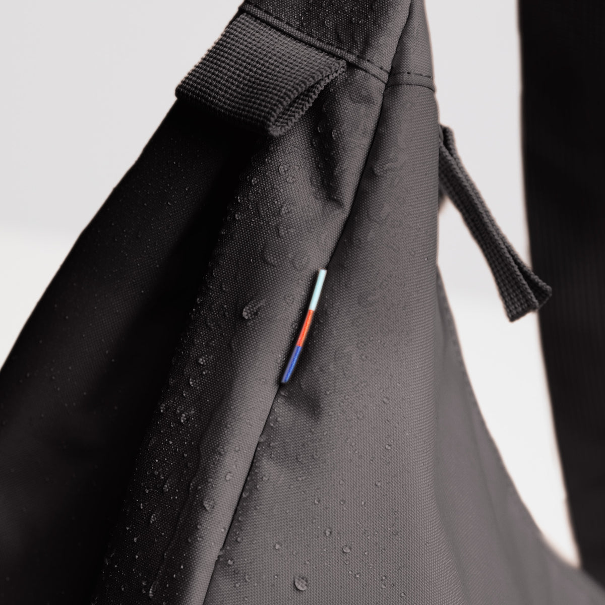 MOON BAG LARGE Tasche in mussel (dunkles Braun-Grau) als Detailaufnahme.