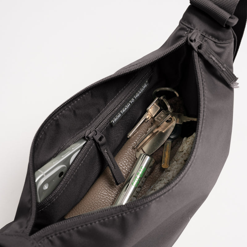 MOON BAG SMALL Tasche in mussel (dunkles Braun-Grau) Innenansicht mit Gegenständen wie Smartphone, Schlüssel und Geldbörse.