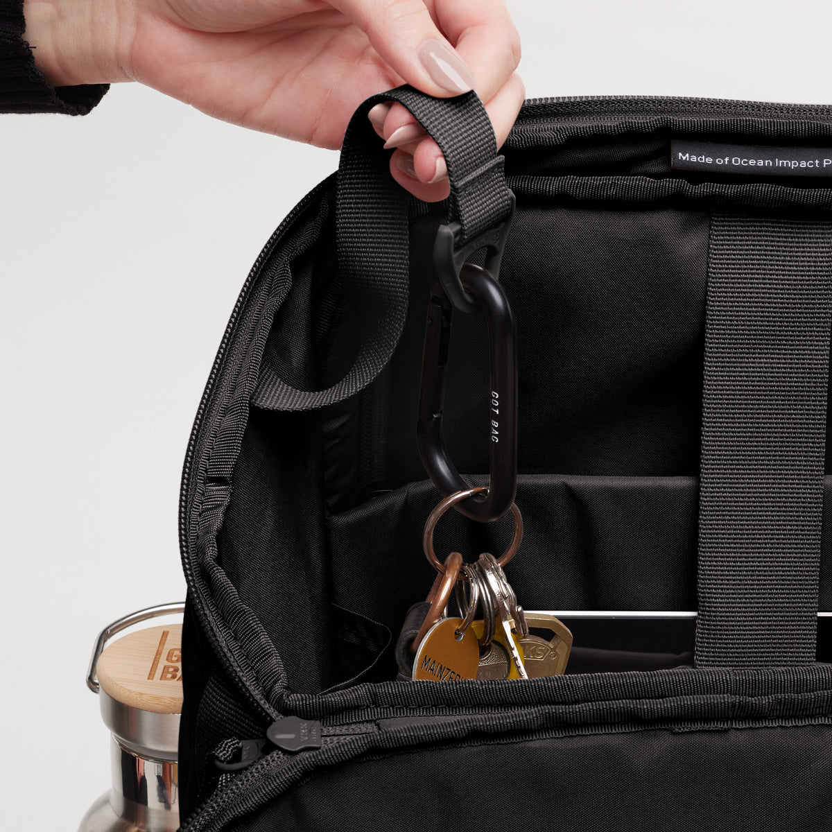 PRO PACK Rucksack in mussel (dunkles Braun-Grau), eine Frau hält Schlüssel an einer Schlaufe im Innenraum.