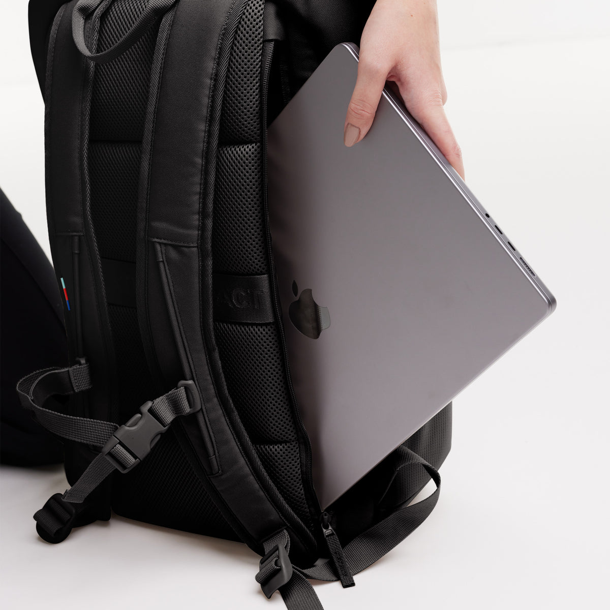 PRO PACK Rucksack in mussel (dunkles Braun-Grau), in den eine Frau einen Laptop steckt.
