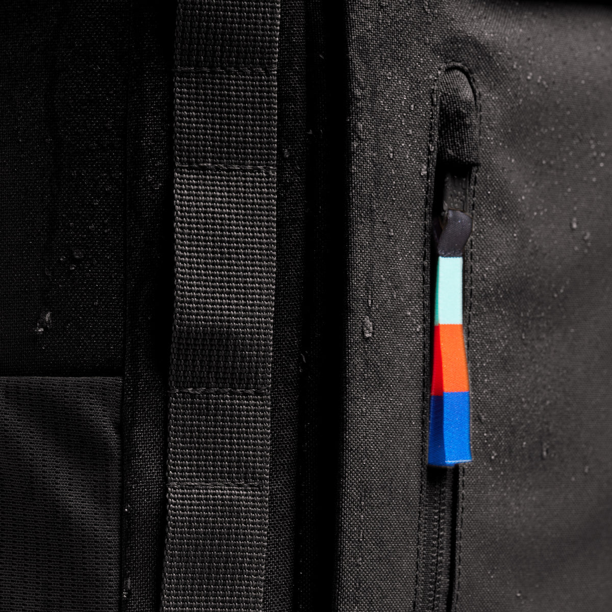 PRO PACK Rucksack in mussel (dunkles Braun-Grau) als Detailaufnahme.