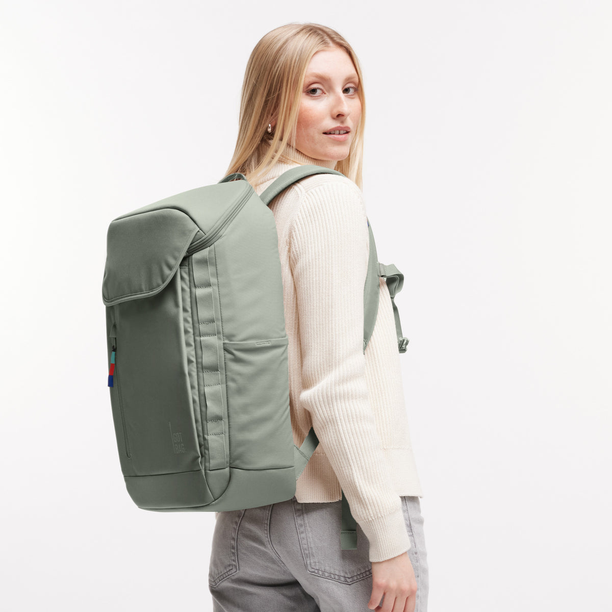 PRO PACK Rucksack in bass (Salbeigrün) von einer Frau als Rucksack auf dem Rücken getragen.