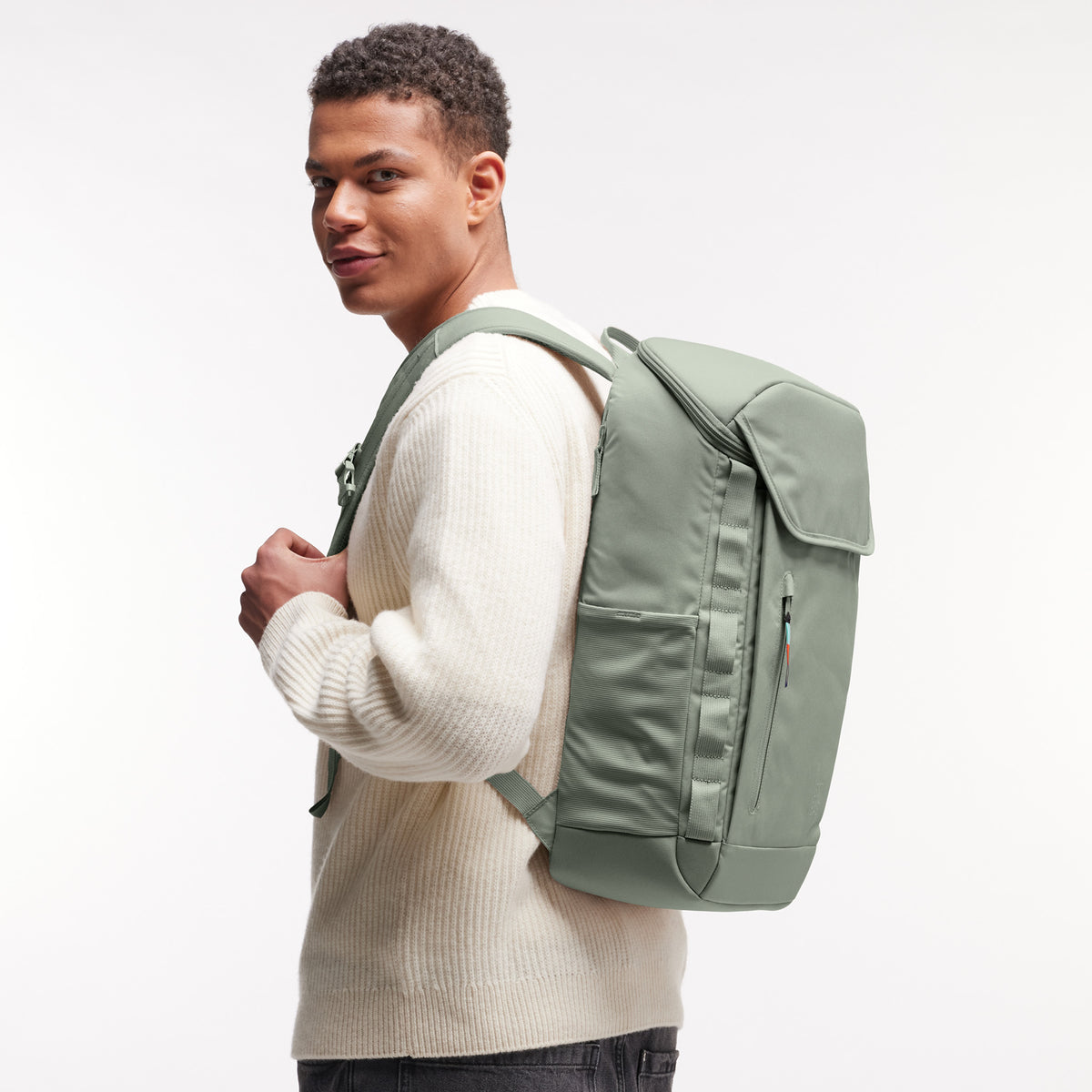 PRO PACK Rucksack in bass (Salbeigrün) von einem Mann auf dem Rücken getragen.