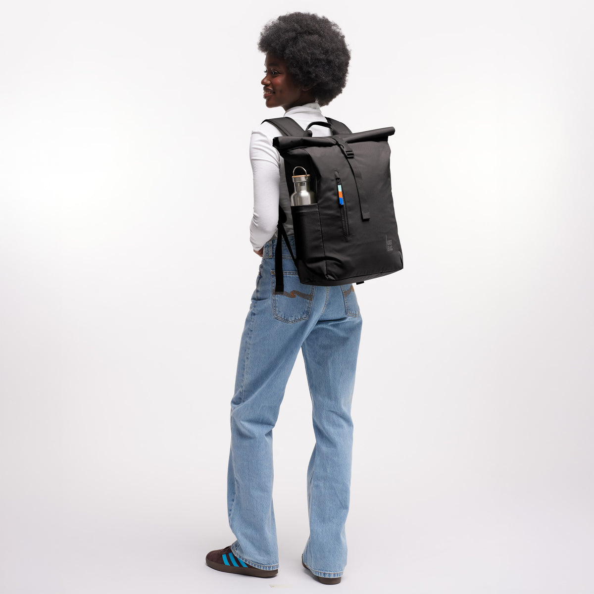 ROLLTOP EASY Rucksack in mussel (dunkles Braun-Grau) von einer Frau auf dem Rücken getragen.