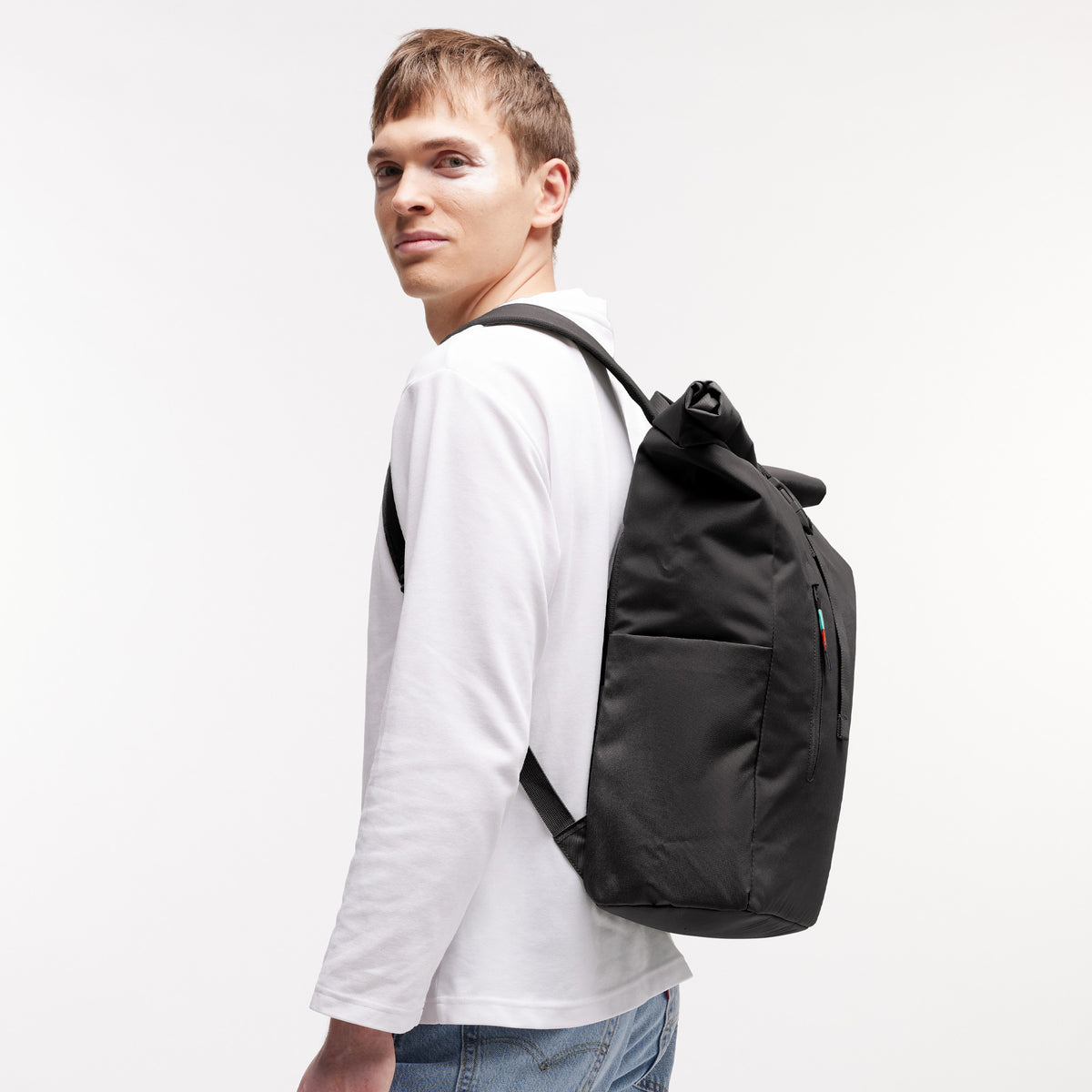 ROLLTOP EASY Rucksack in mussel (dunkles Braun-Grau) von einem Mann auf dem Rücken getragen.