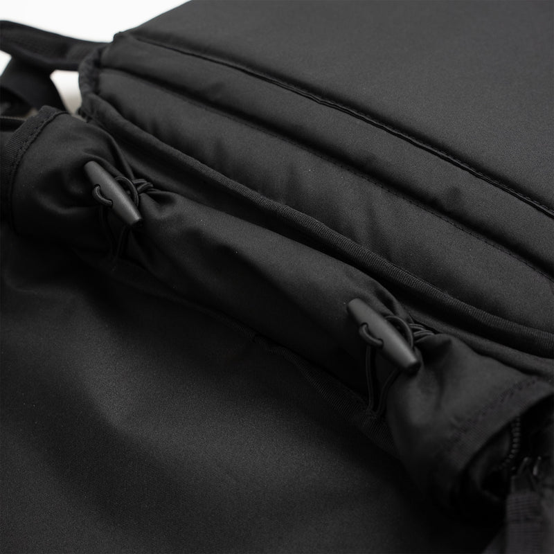 HYBRID PACK Rucksack in black (Schwarz) als Detailaufnahme mit Knebelverschlüssen.