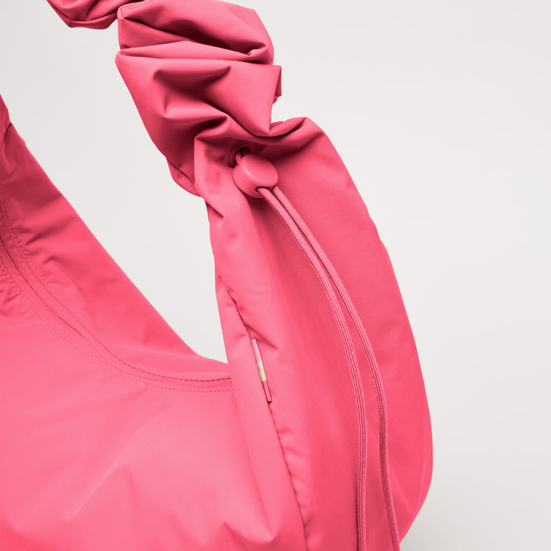 MOON BAG RUFFLE Tasche in salina pink (leuchtendes Pink) als Detailaufnahme.