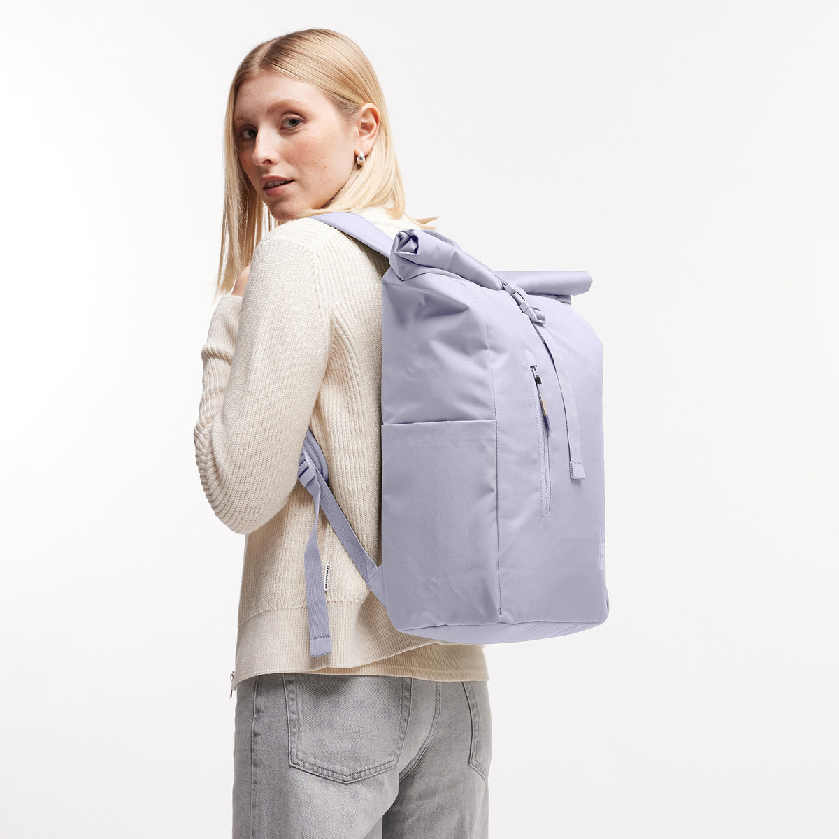 ROLLTOP EASY Rucksack in purple coral (pastellfarbenes helles Flieder) von einer Frau als Rucksack auf dem Rücken getragen.