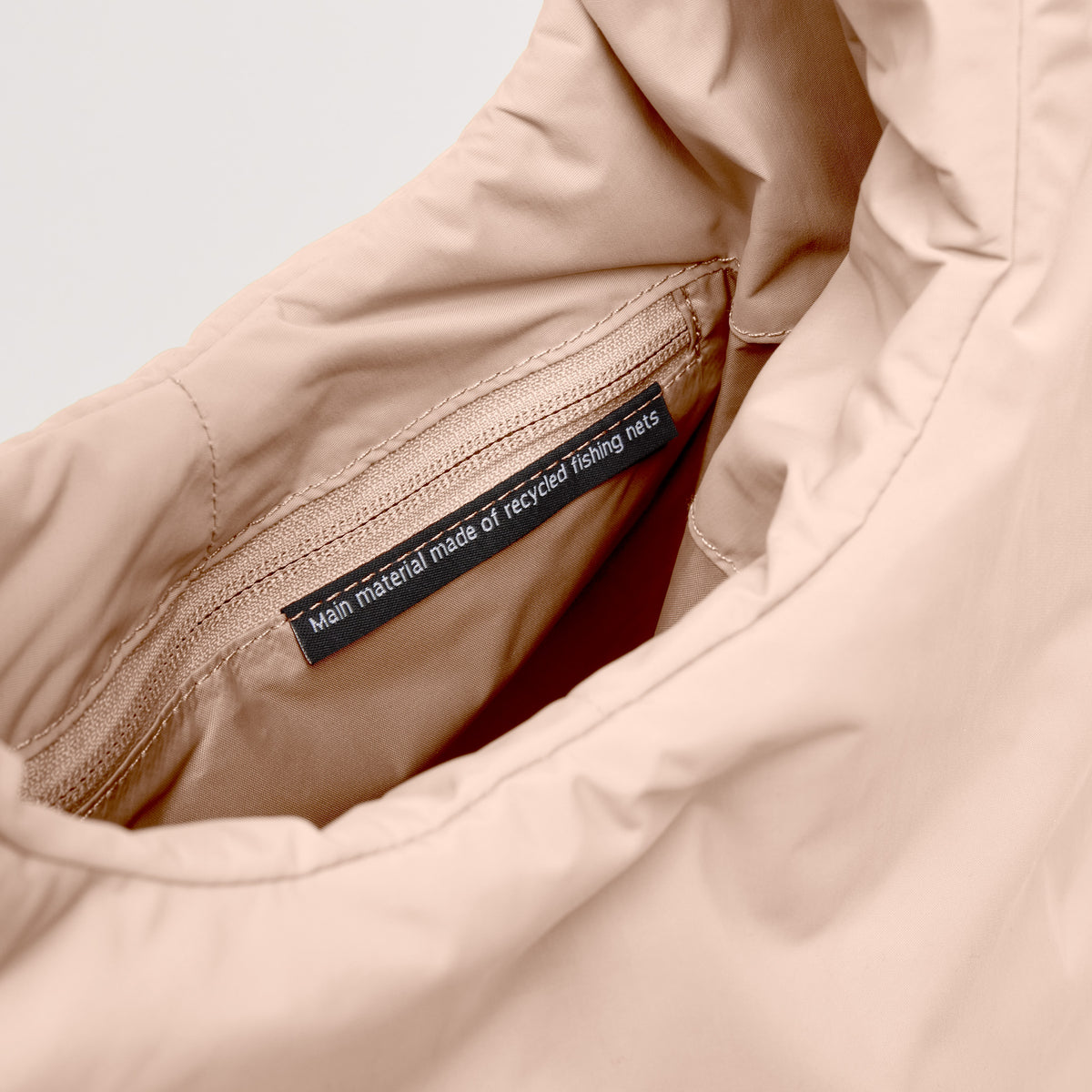 CLOUD SHOULDER Tasche in pearl (helles Puder-Rosa) als Detailaufnahme.