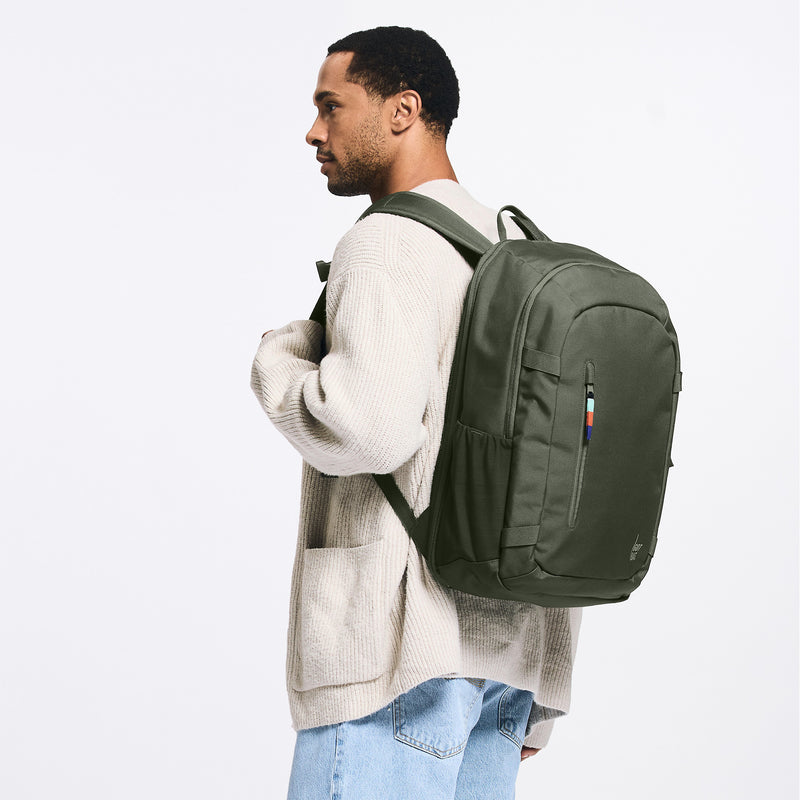 HYBRID PACK Rucksack in algae (Dunkelgrün mit Graustich) von einem Mann als Rucksack auf dem Rücken getragen.