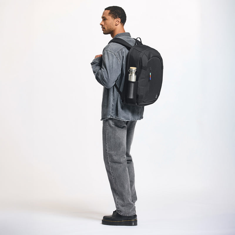 HYBRID PACK Rucksack in black (Schwarz) von einem Mann auf dem Rücken getragen.