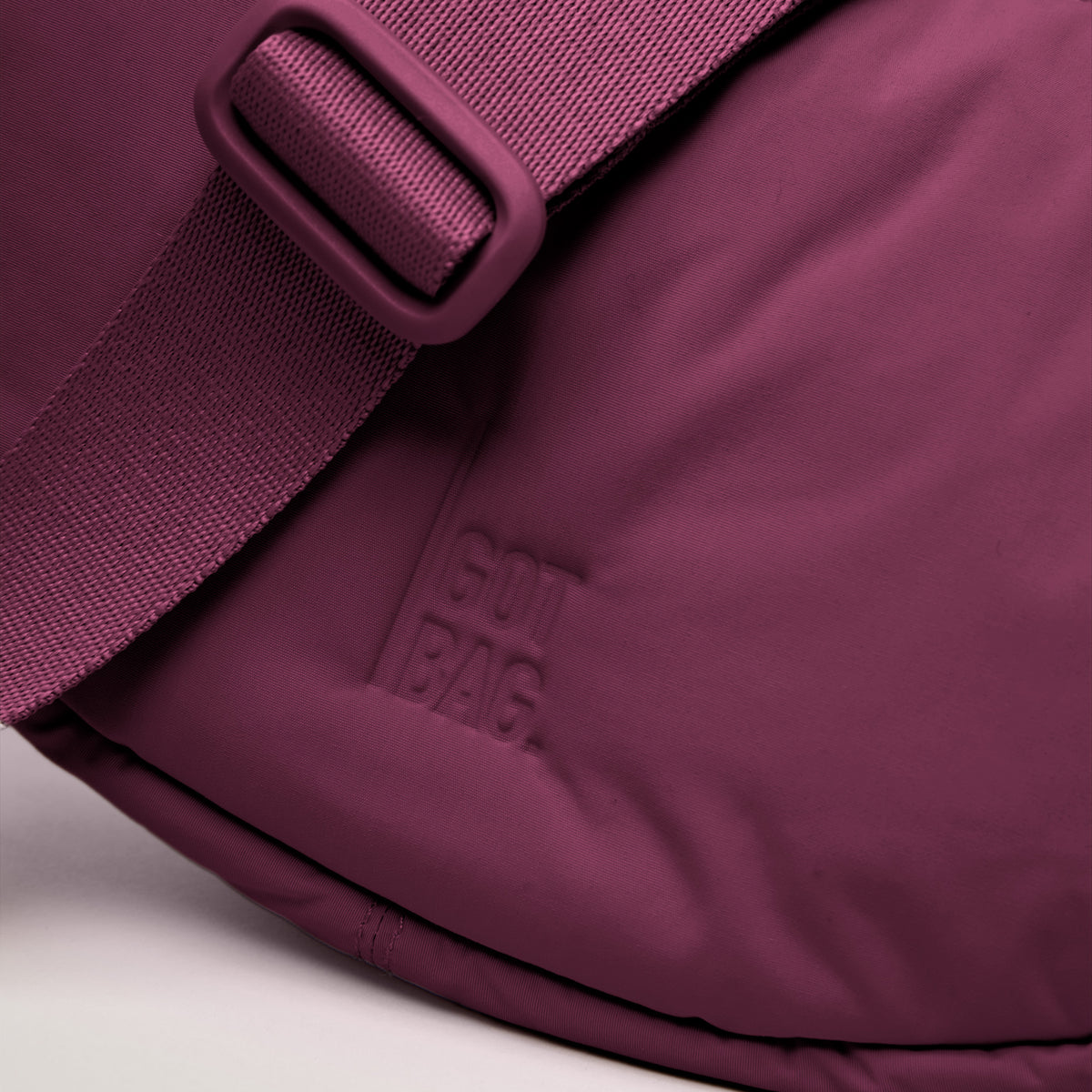 CLOUD MOON BAG SMALL Tasche in kraken (Weinrot) als Detailaufnahme.