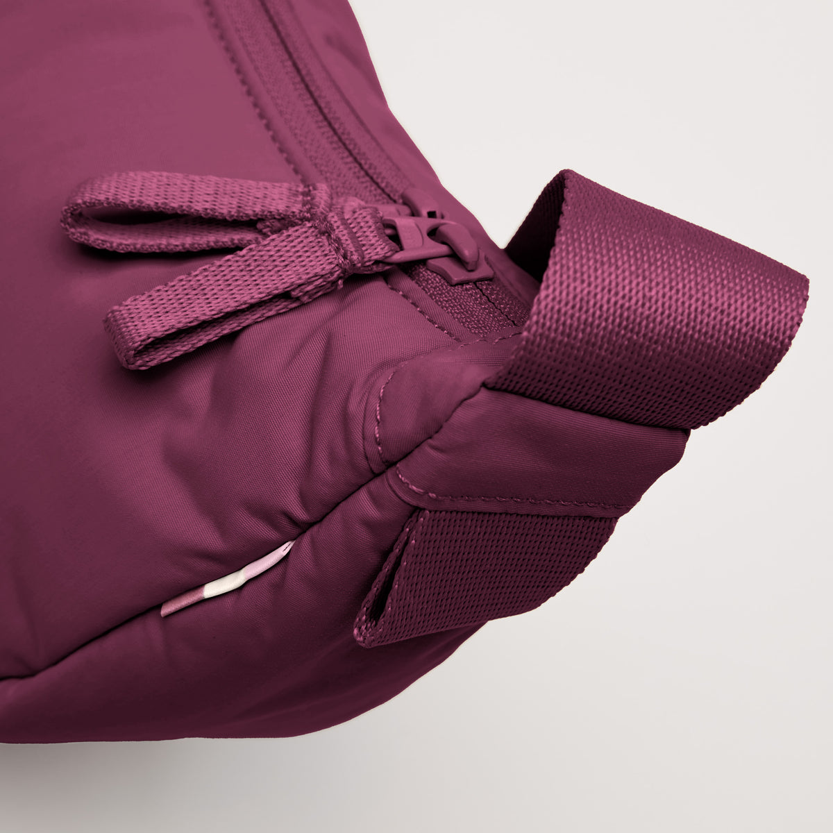 CLOUD MOON BAG SMALL Tasche in kraken (Weinrot) als Detailaufnahme.
