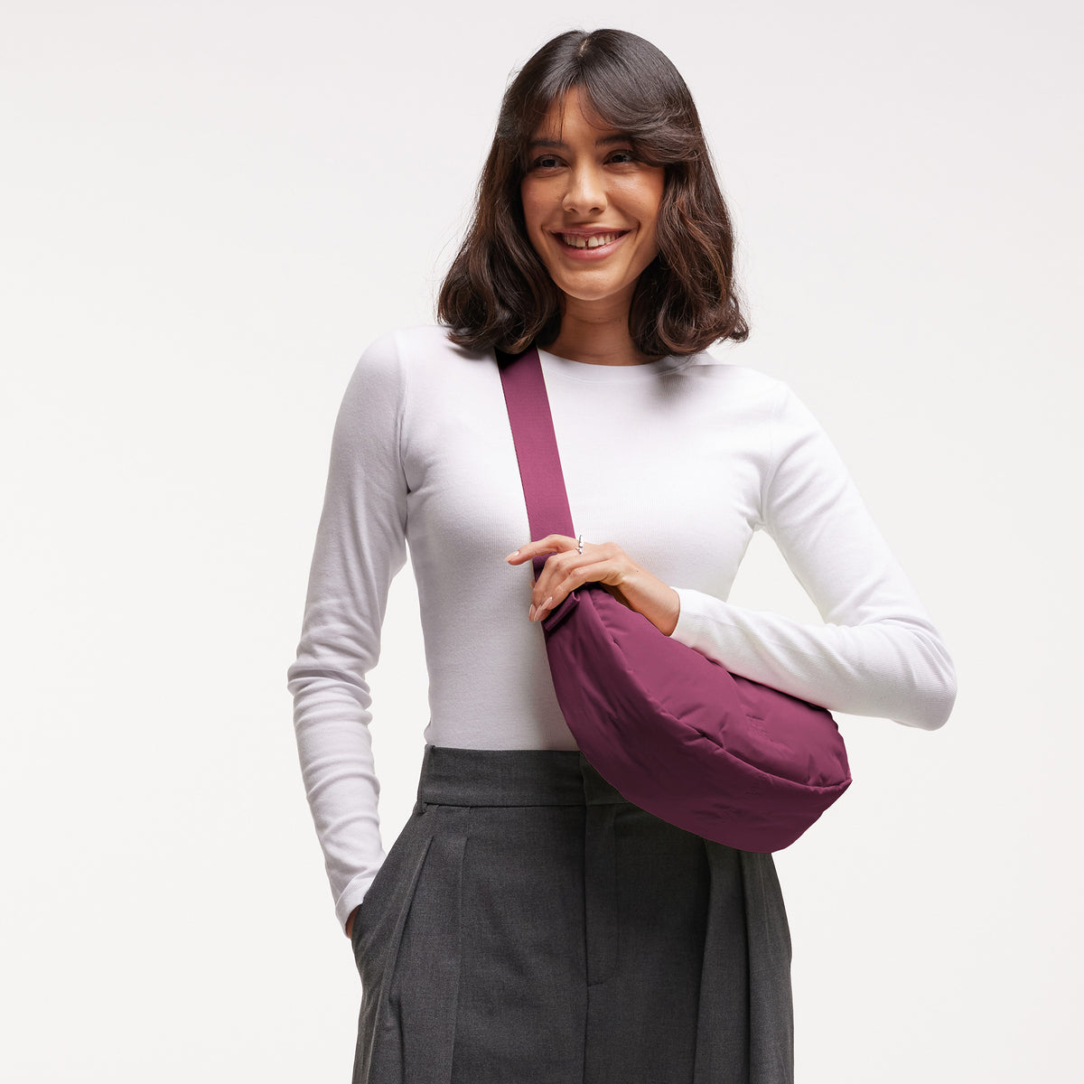 CLOUD MOON BAG SMALL Tasche in kraken (Weinrot) von einer Frau crossbody getragen.