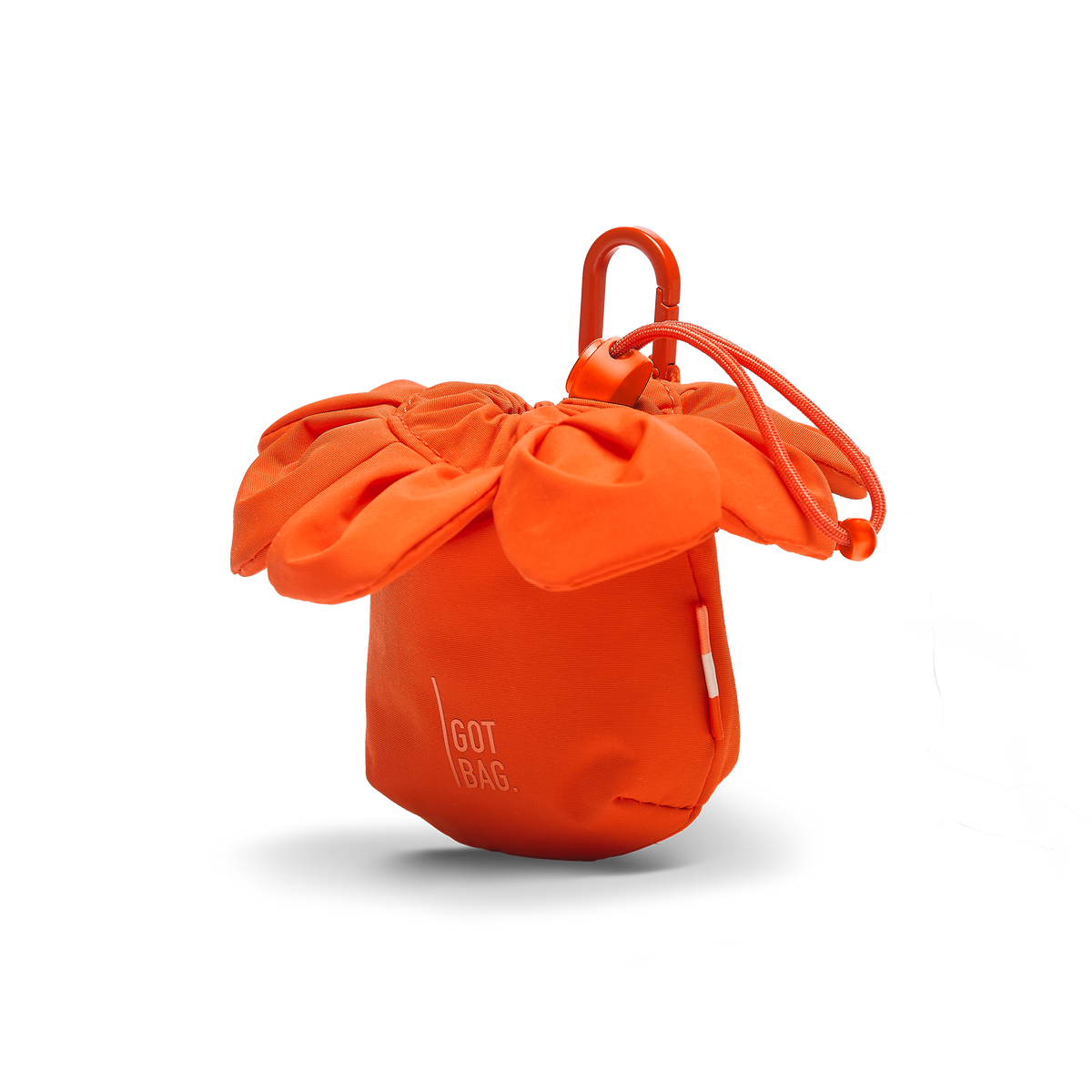 CHARM ANEMONE Accessoires, eine kleine geraffte Pouch mit Kordelzug und Karabiner, als Studioaufnahme.