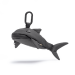 CHARM SHARK accessoire, un sac en forme de requin avec mousqueton en vue de face.