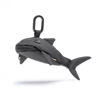 CHARM SHARK Accessoire als Haifisch-förmige Tasche mit Karabiner in Frontansicht.