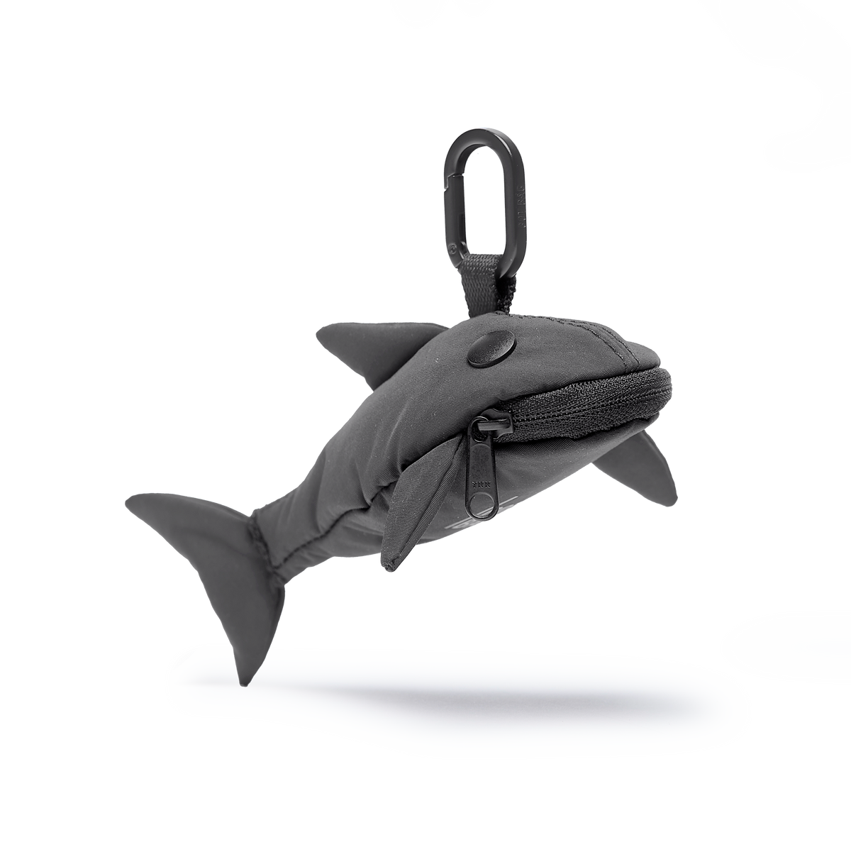 CHARM SHARK Accessoire in shark (Dunkelgrau) als Seitenansicht.