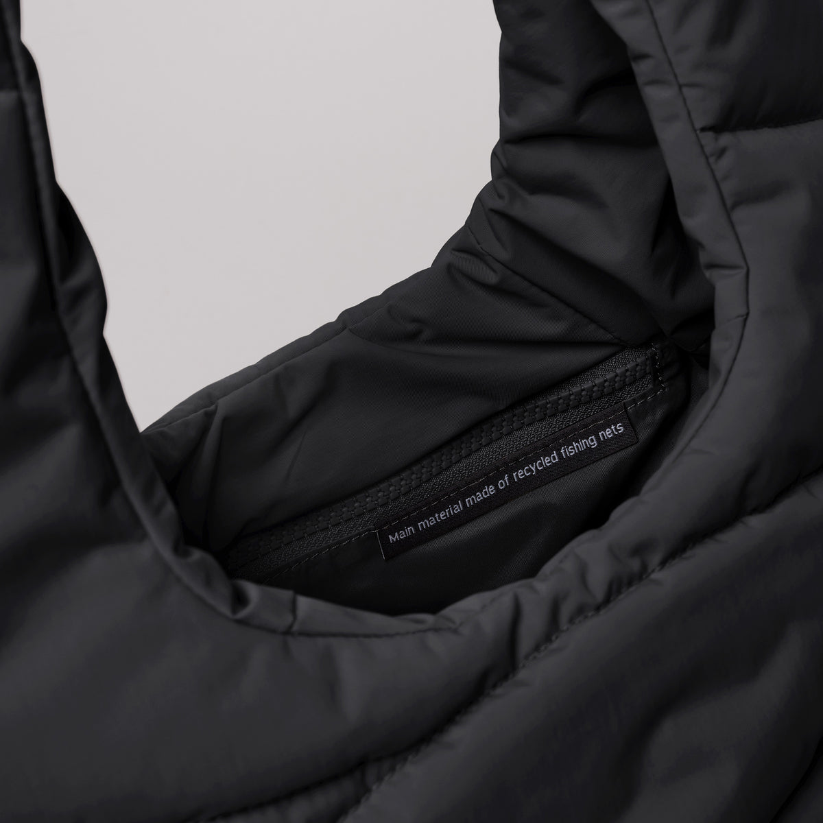 WAVY PUFFER SHOULDER BAG Tasche in black (Schwarz) als Detailaufnahme des Innenraums.