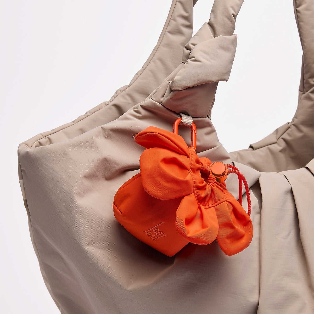 CHARM ANEMONE Accessoires als Detailaufnahme eines Anhängers an einer Tasche.