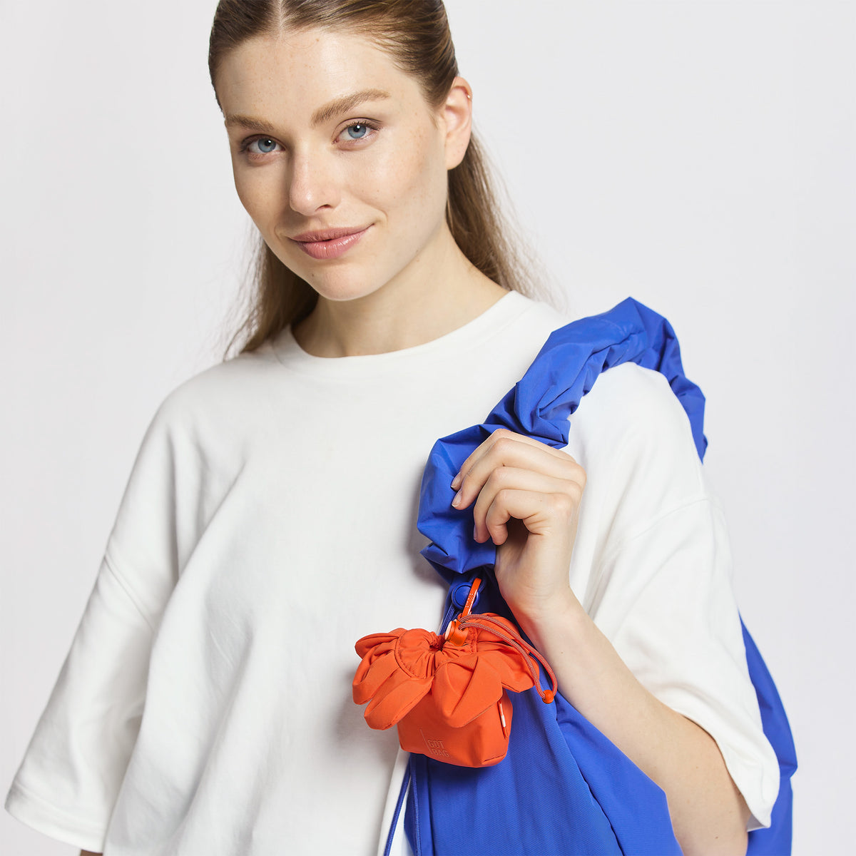 CHARM ANEMONE Accessoire von einer Frau an einer Tasche getragen.