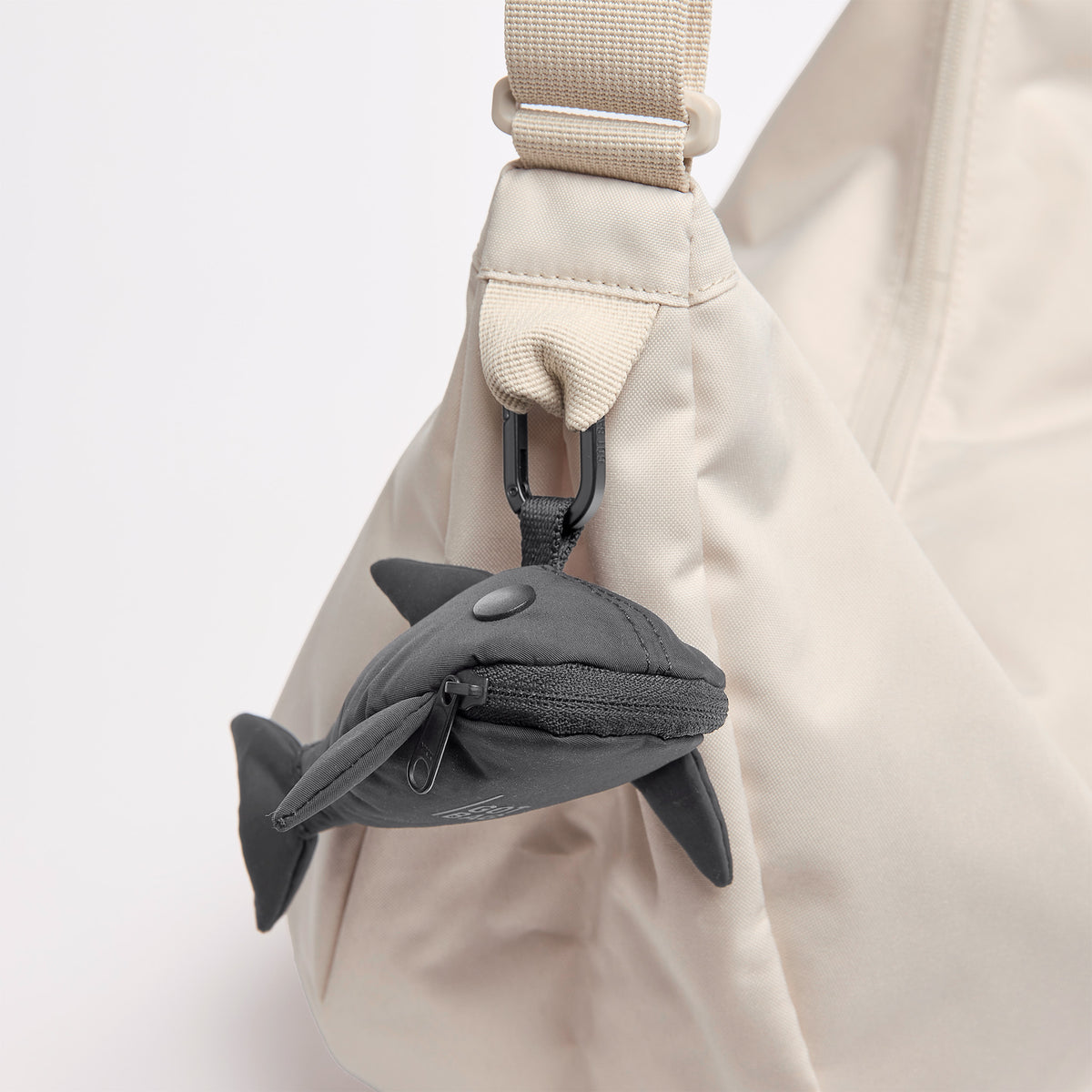CHARM SHARK Accessoires in shark (Dunkelgrau) an einer Tasche befestigt als Detailaufnahme.