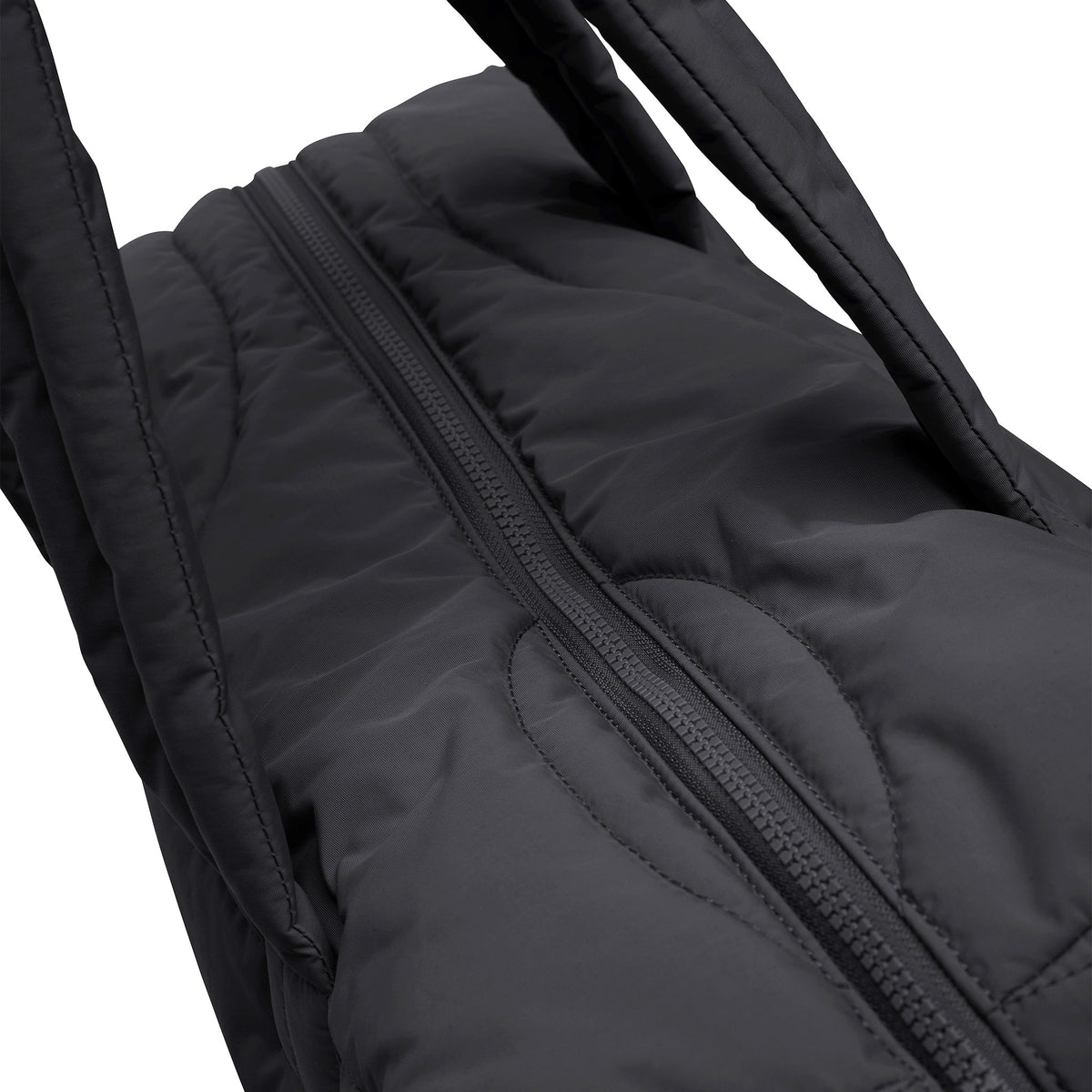 WAVY PUFFER EVERYDAY BAG Tasche in black (Schwarz), Detailaufnahme der gesteppten Oberfläche mit Reißverschluss.
